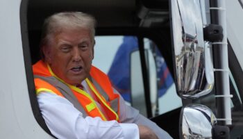 Ses fans des « ordures » ? Trump répond à Biden depuis un camion-poubelle